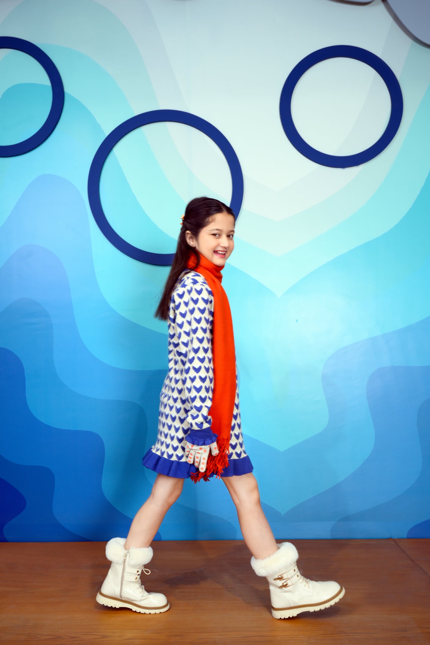 GIRLS BLUE SWEATER Reality