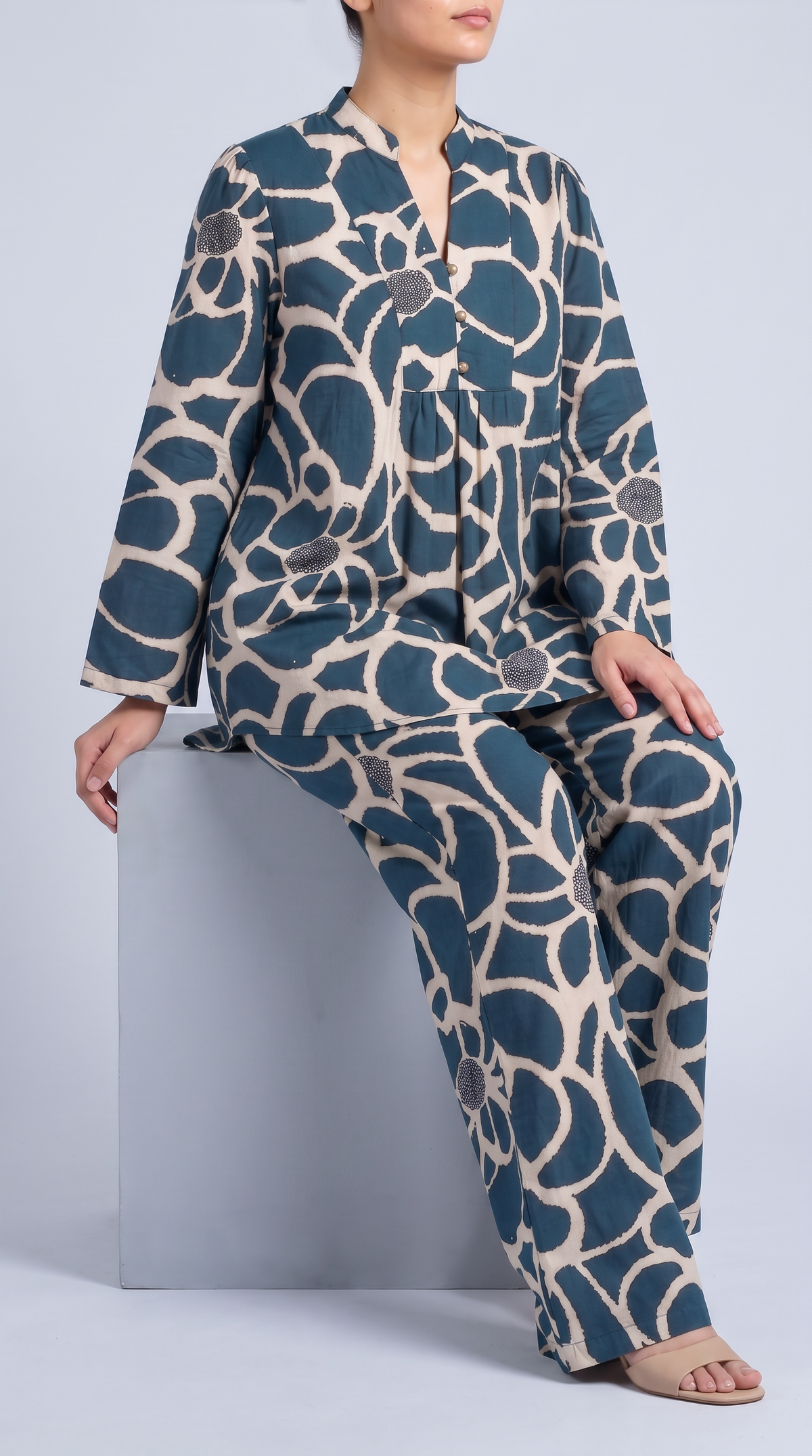 MONO CHROME PRINTED blue SUIT Reality