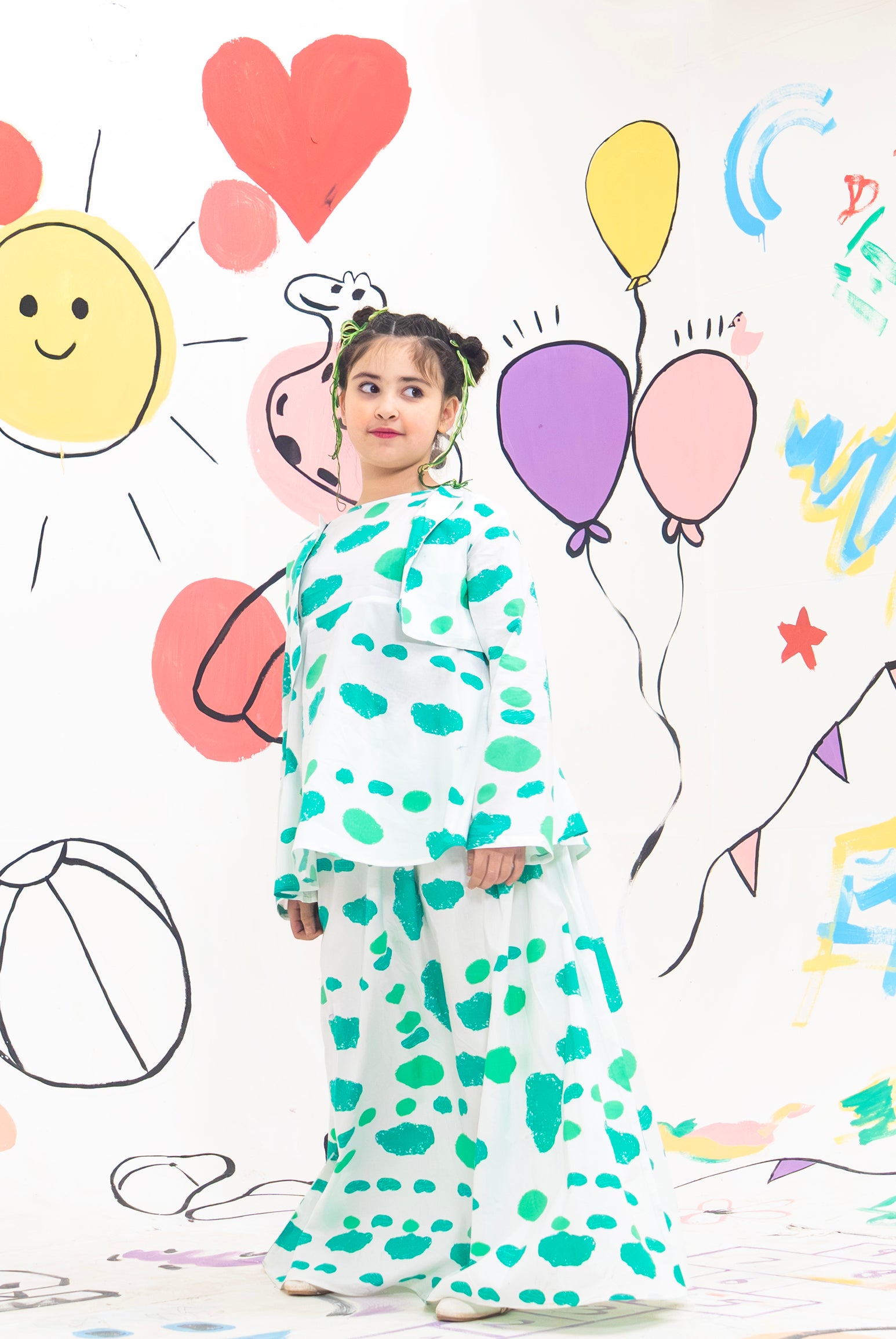 SUNNY WHITE DOODLE Reality