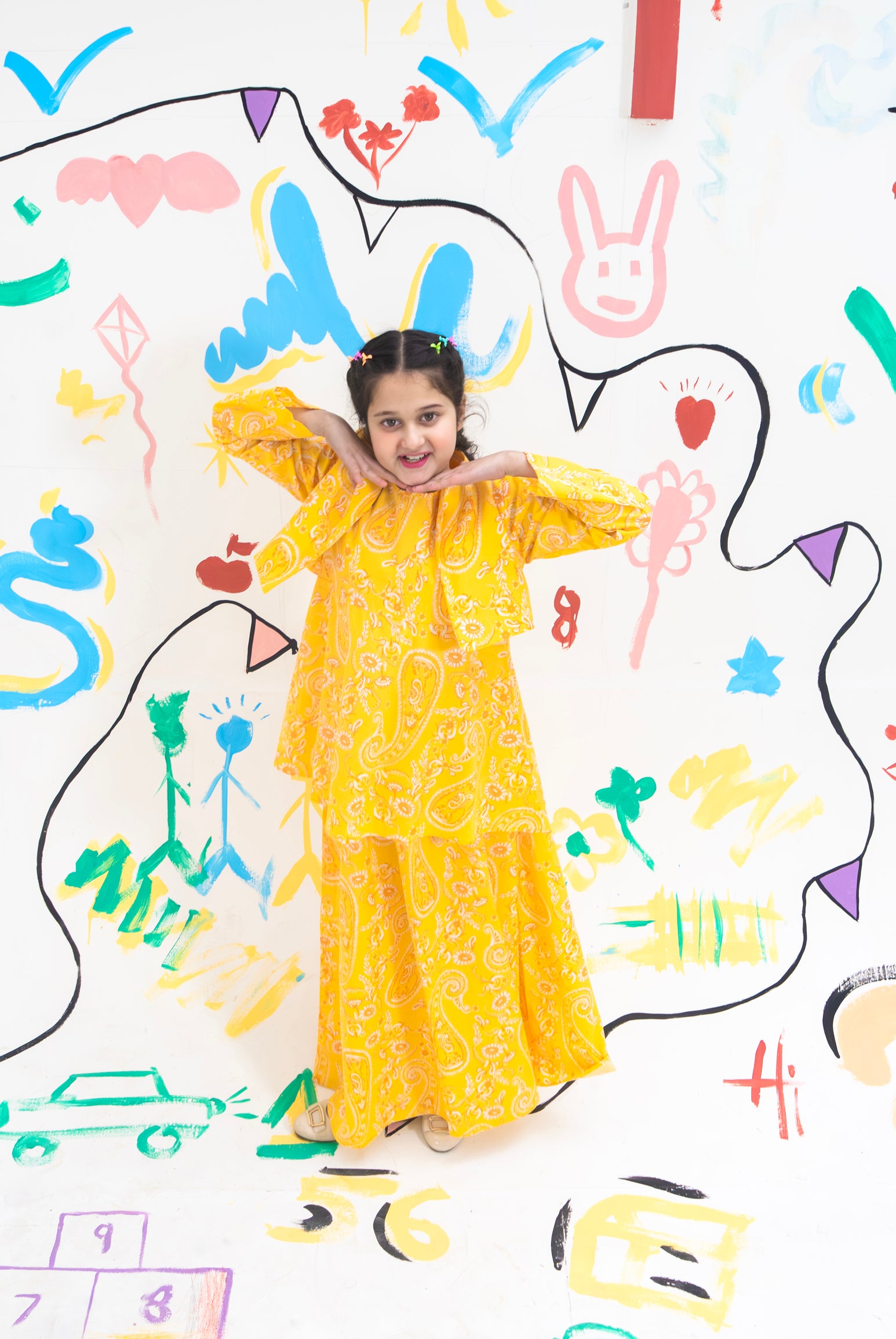 SUNNY YELLOW DOODLE Reality