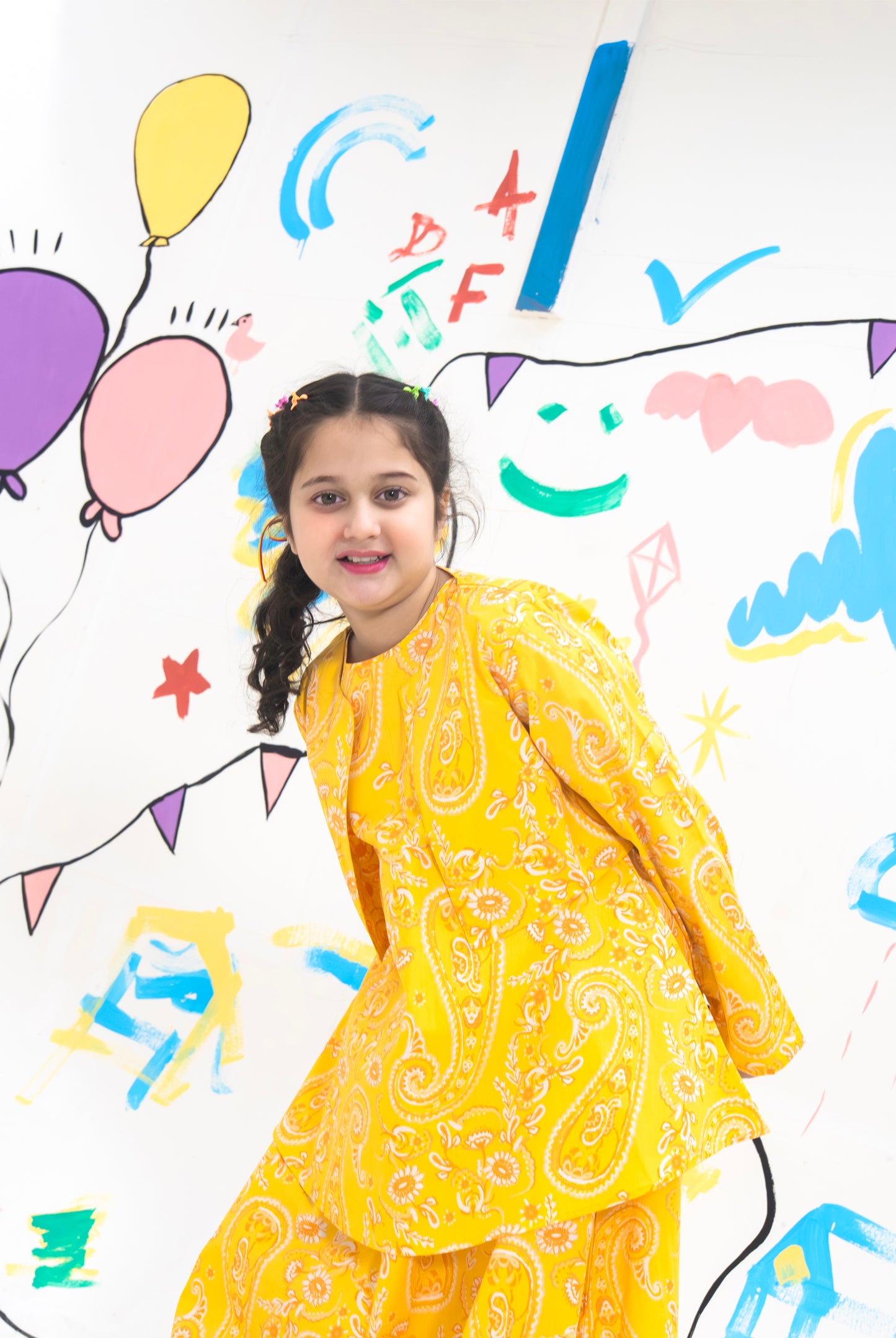 SUNNY YELLOW DOODLE Reality