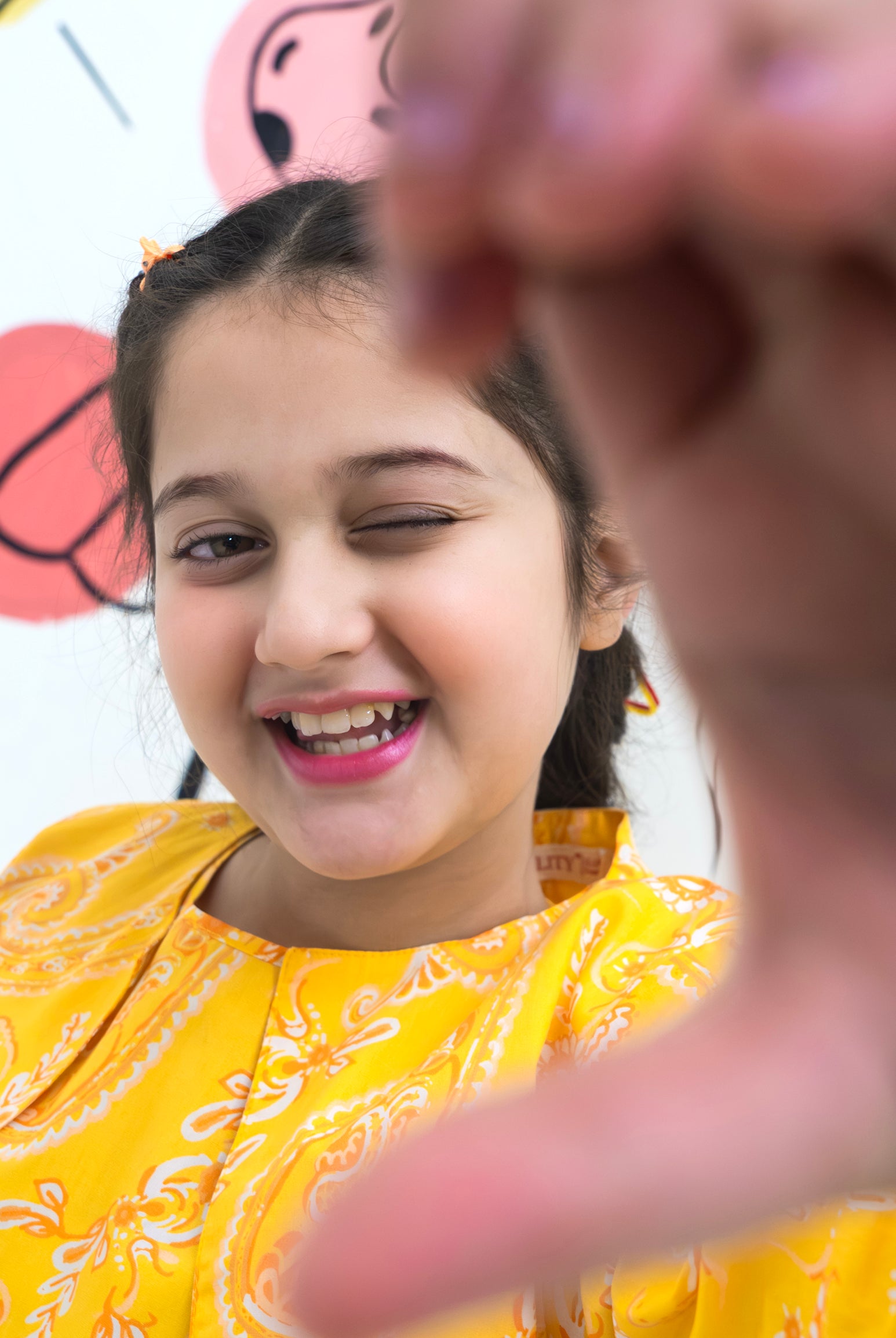 SUNNY YELLOW DOODLE Reality