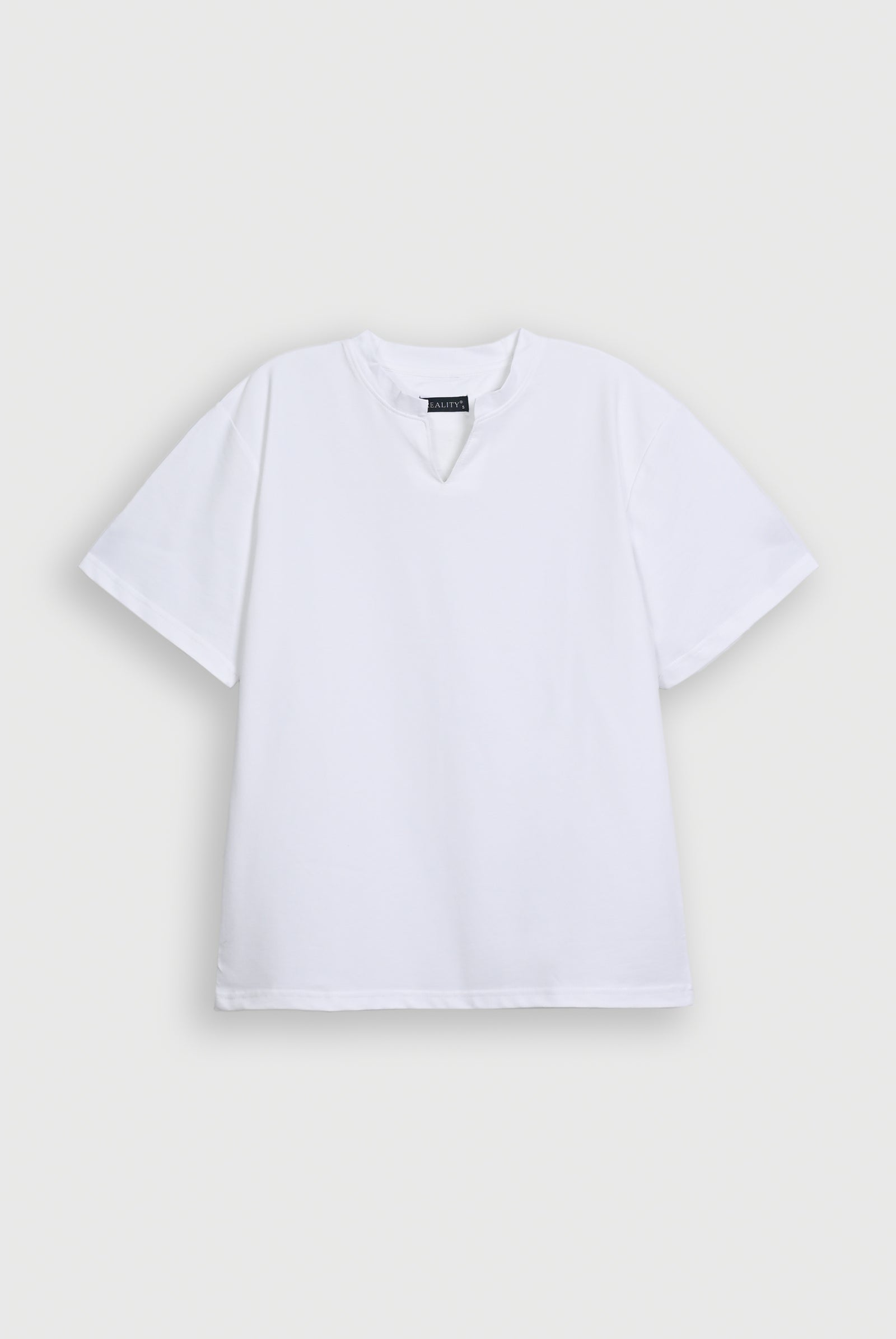 BASIC V-NECK WHITE TEE Reality