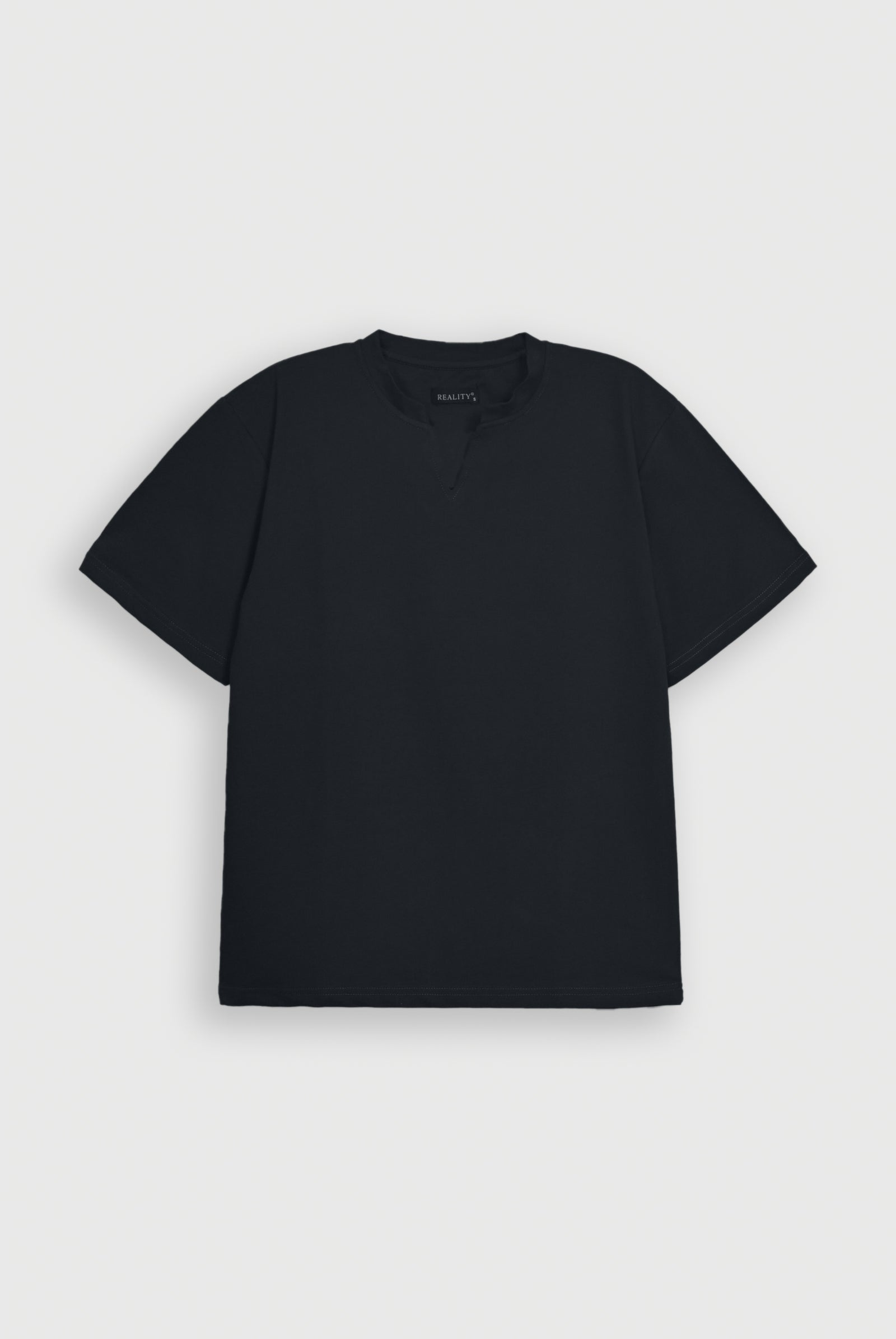 BASIC V-NECK BLACK TEE Reality