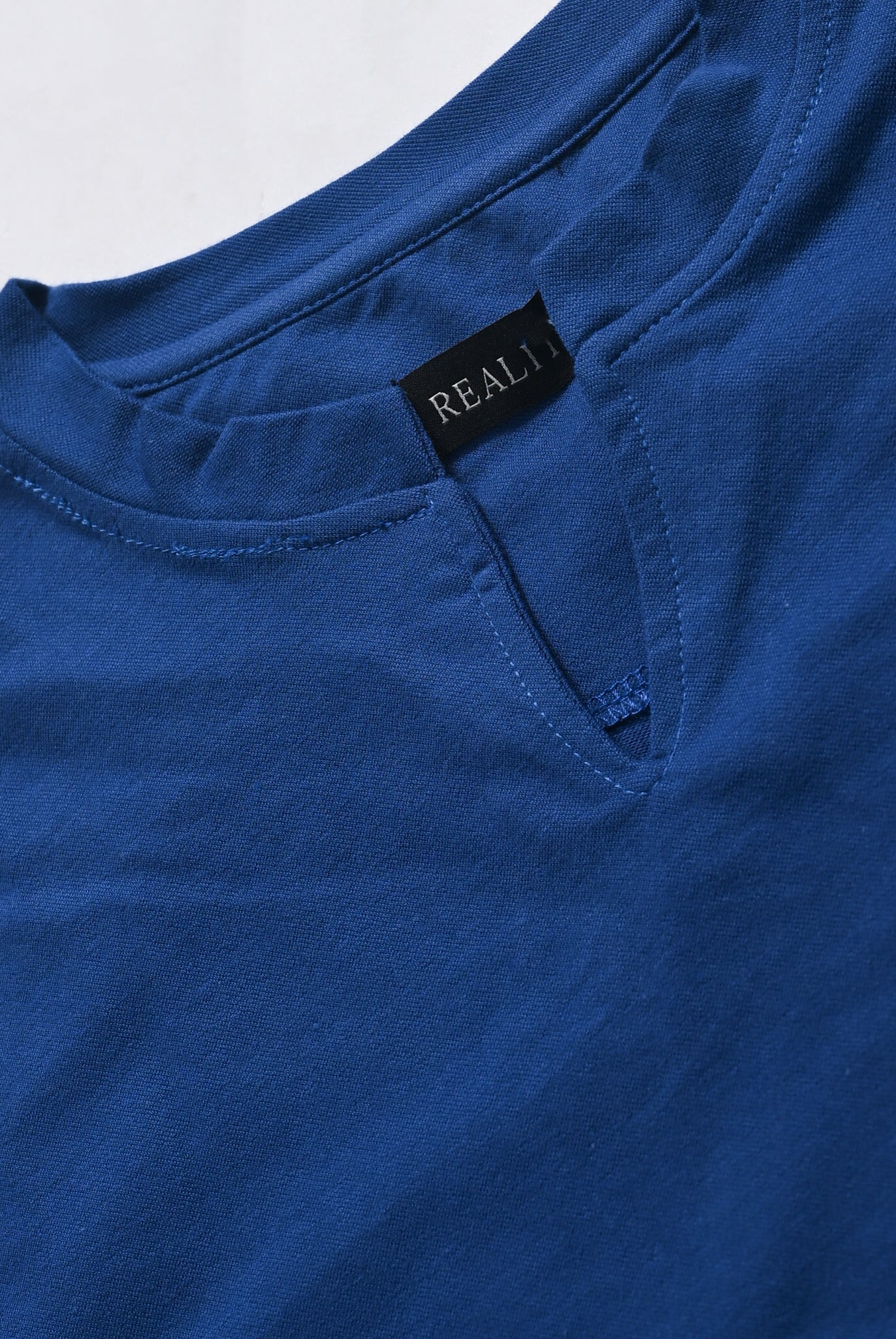 BASIC V-NECK BLUE TEE