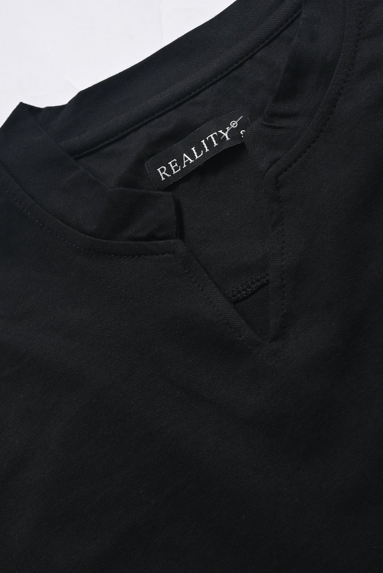 BASIC V-NECK BLACK TEE
