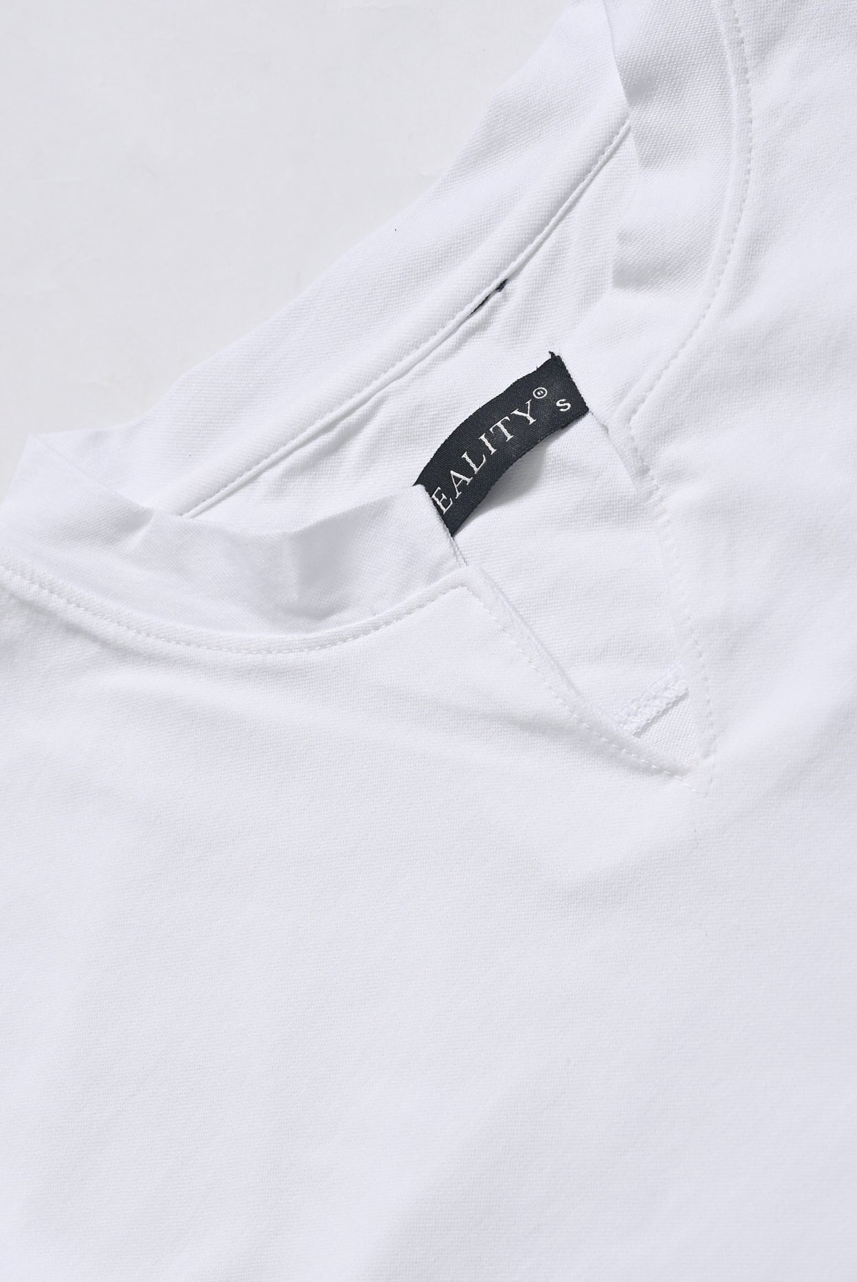 BASIC V-NECK WHITE TEE