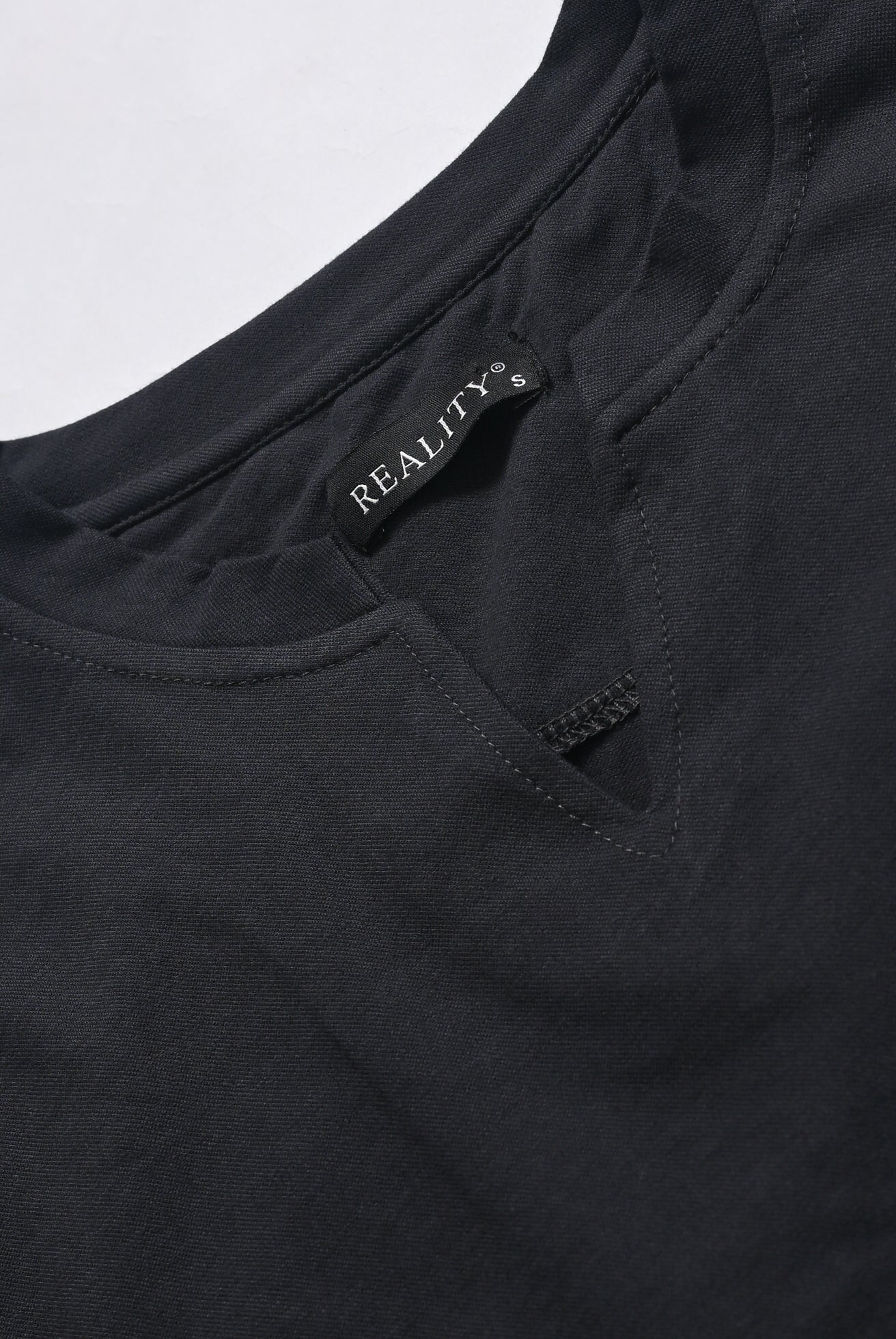 BASIC V-NECK GRAY TEE