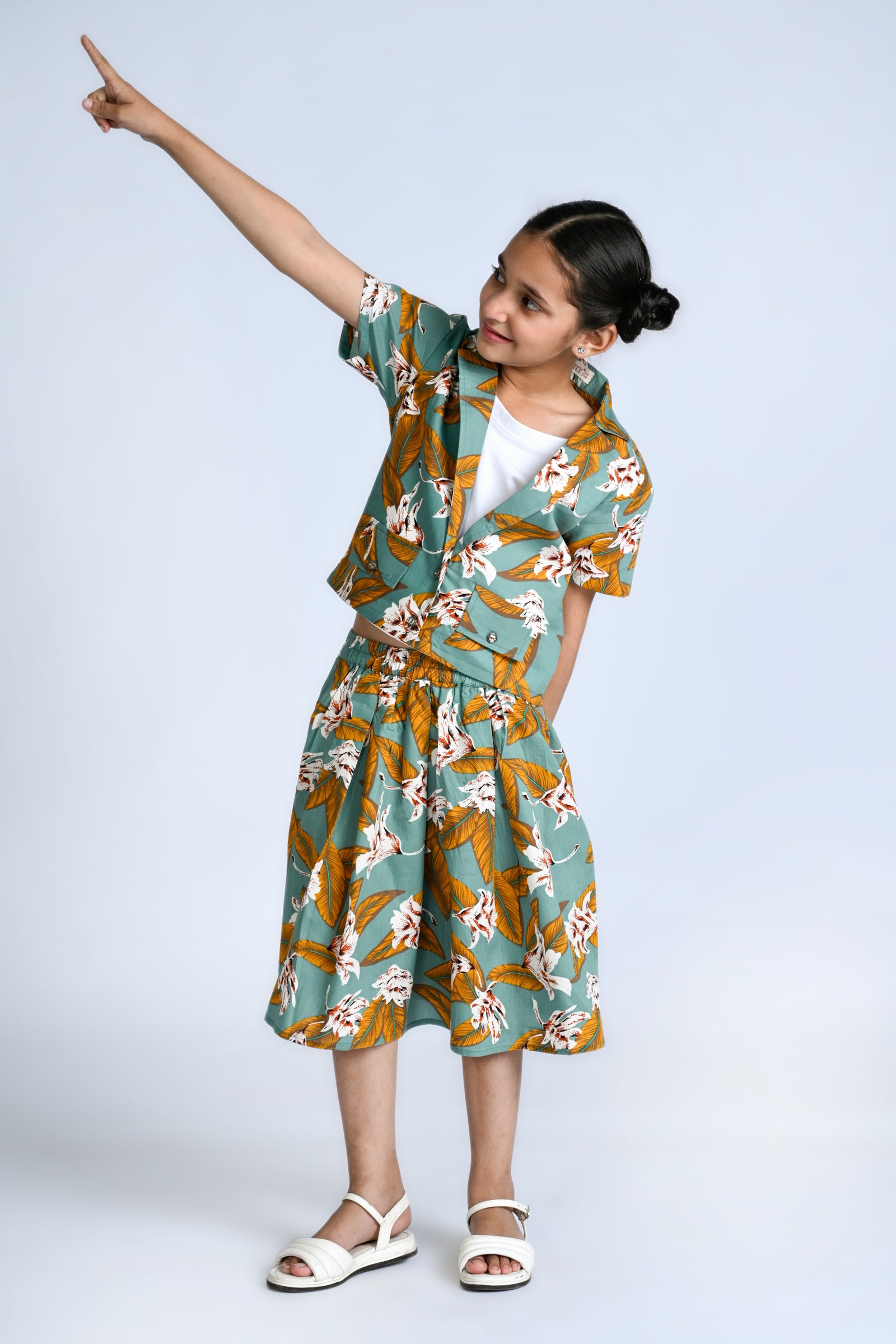 Tropical Vibes: Bold Blooms & Summer Dreams Reality