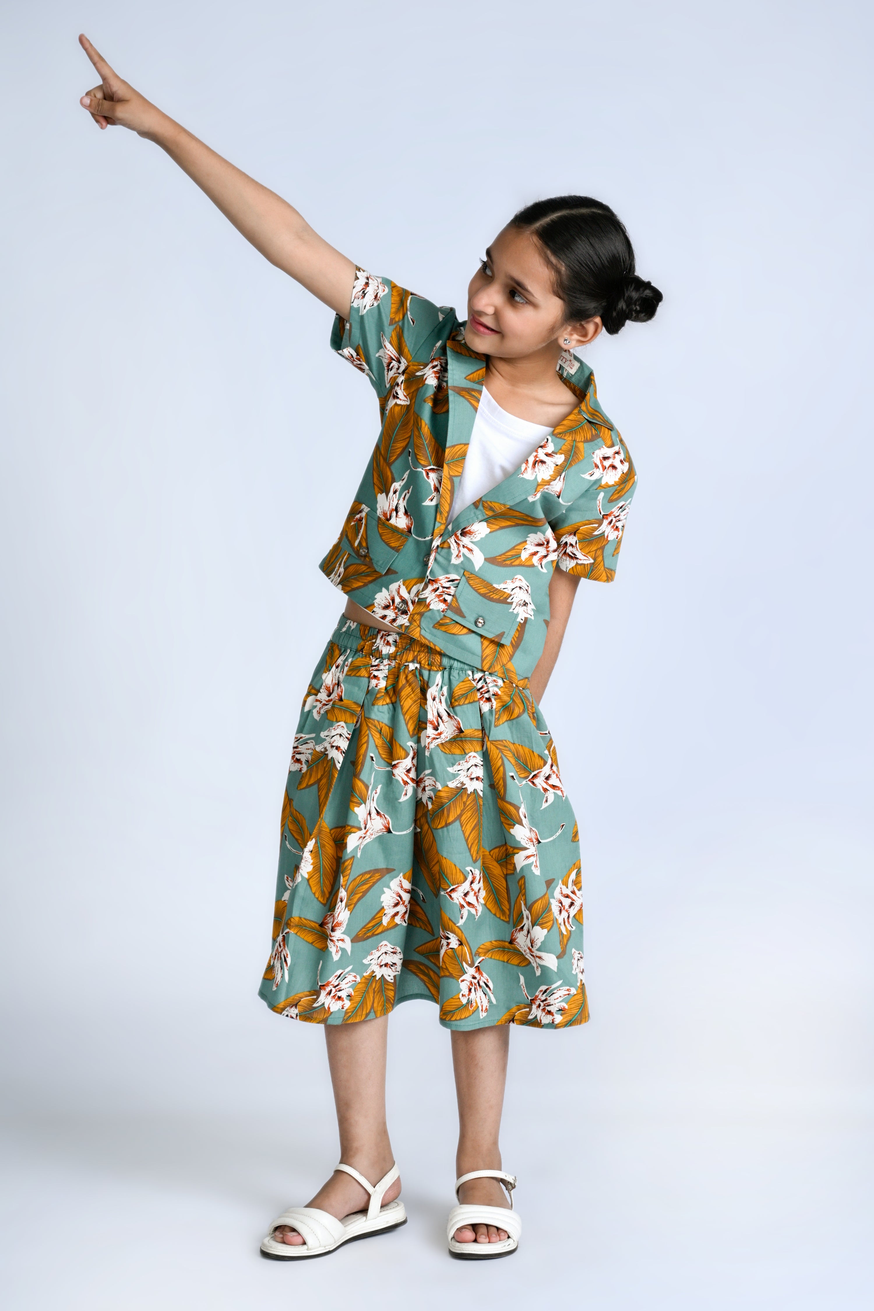 Tropical Vibes: Bold Blooms & Summer Dreams Reality