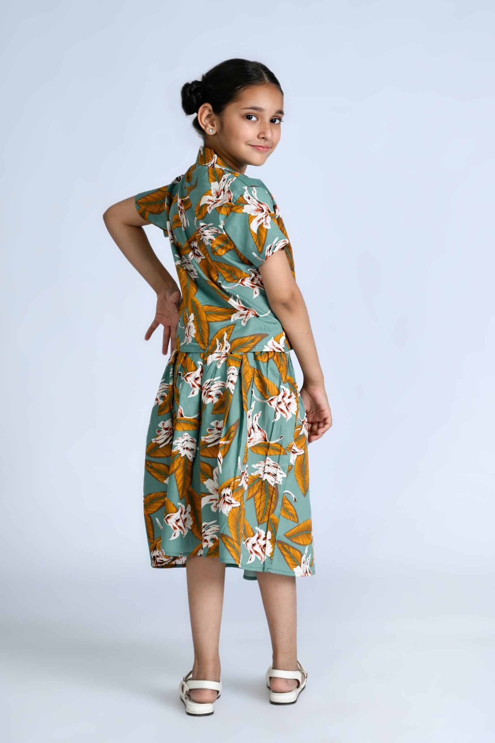 Tropical Vibes: Bold Blooms & Summer Dreams Reality