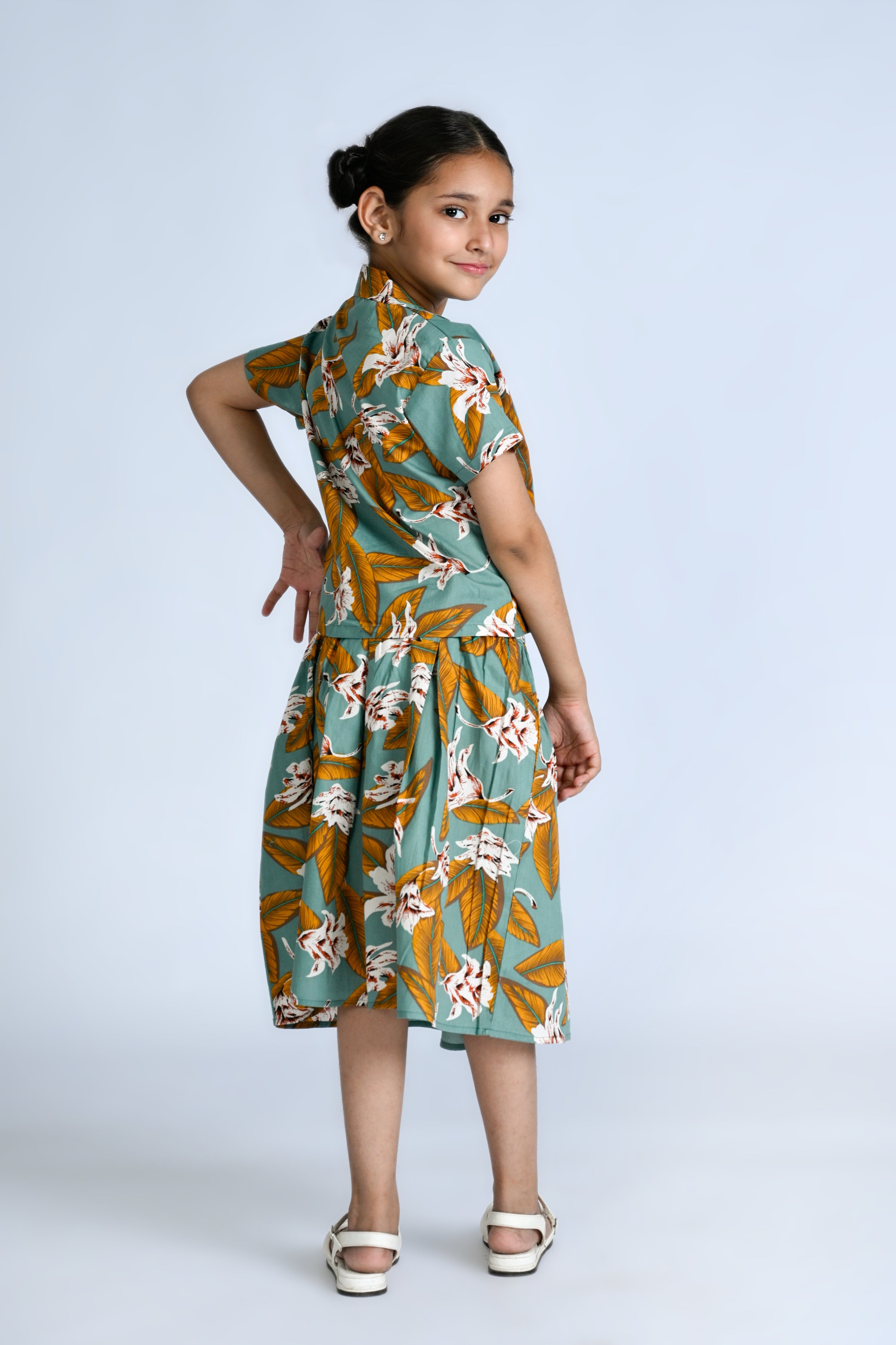 Tropical Vibes: Bold Blooms & Summer Dreams Reality