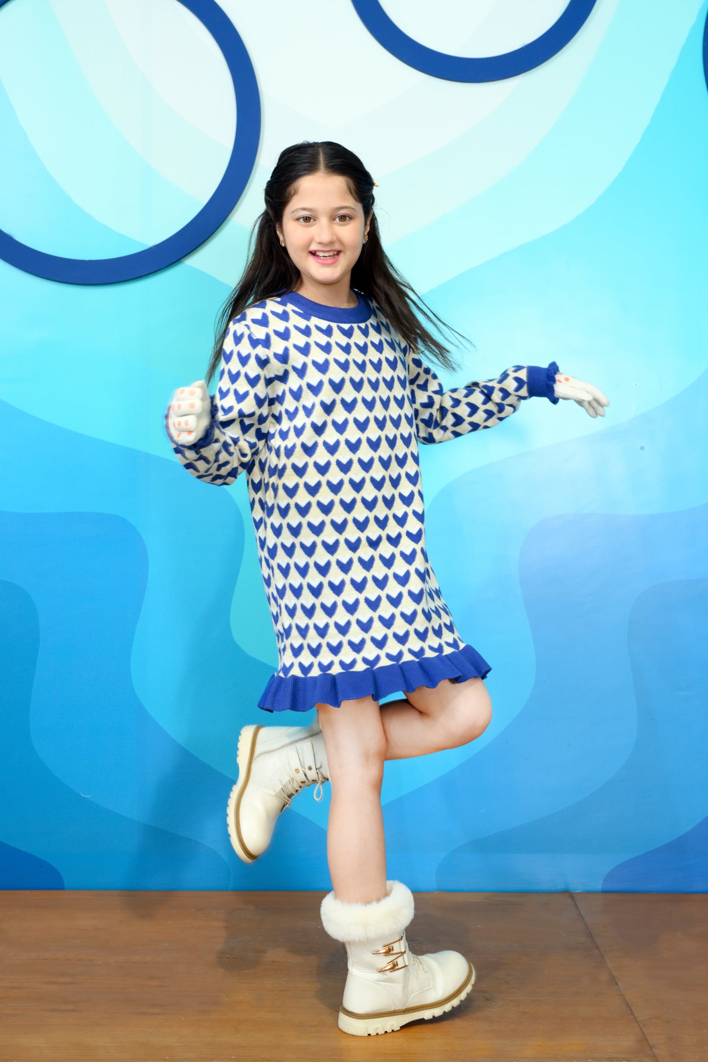 GIRLS BLUE SWEATER Reality