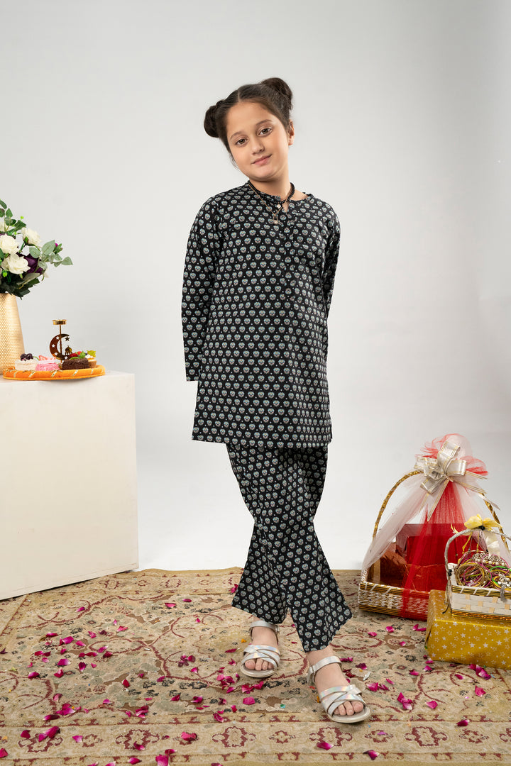 AMBER BLOSSOM BLACK SUIT Reality