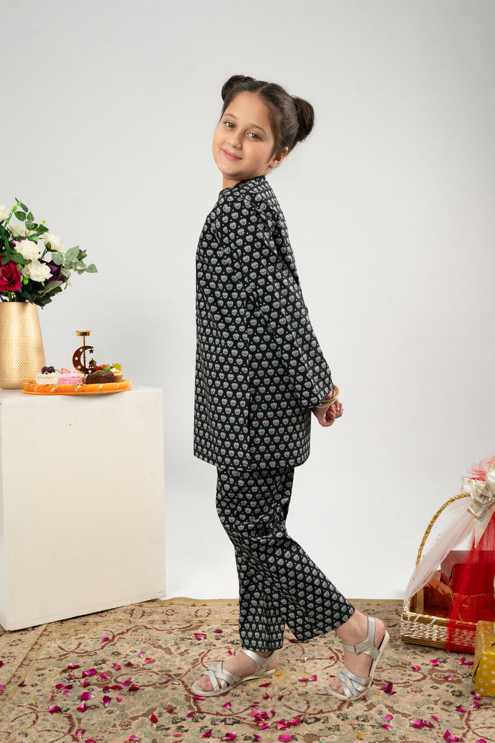 AMBER BLOSSOM BLACK SUIT Reality