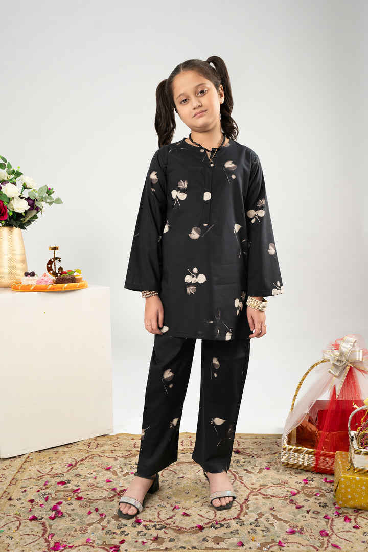 AMBER BLOSSOM BLACK SUIT Reality